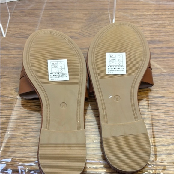 Elegant Brown Sandals with Gold Accents - Picture 3 of 4